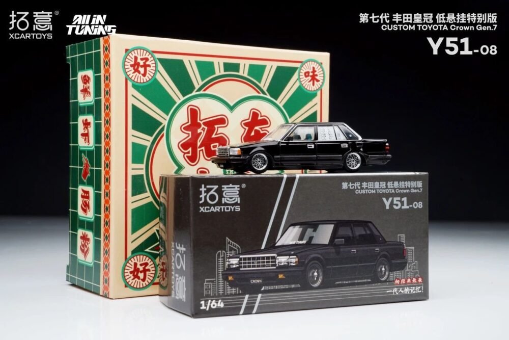 XCARTOYS 1 : 64 2024 Foshan exhibition site version crown Car + doll accessories diecast alloy car model - Image 2