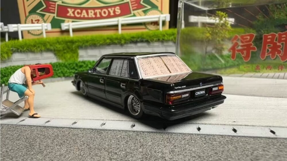 XCARTOYS 1 : 64 2024 Foshan exhibition site version crown Car + doll accessories diecast alloy car model - Image 6