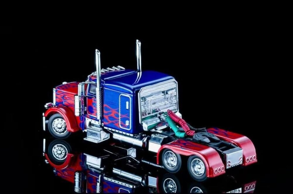 2025 North Show-596 Peterbilt Optimus Prime Truck 1/64 Alloy Vehicle Model - Image 3
