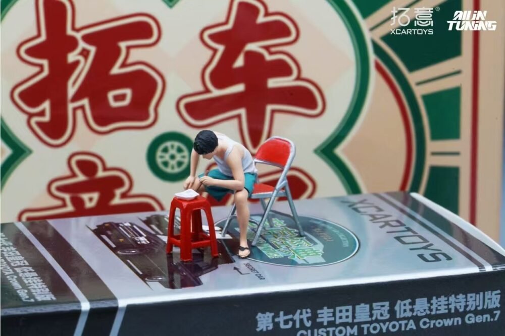 XCARTOYS 1 : 64 2024 Foshan exhibition site version crown Car + doll accessories diecast alloy car model - Image 4
