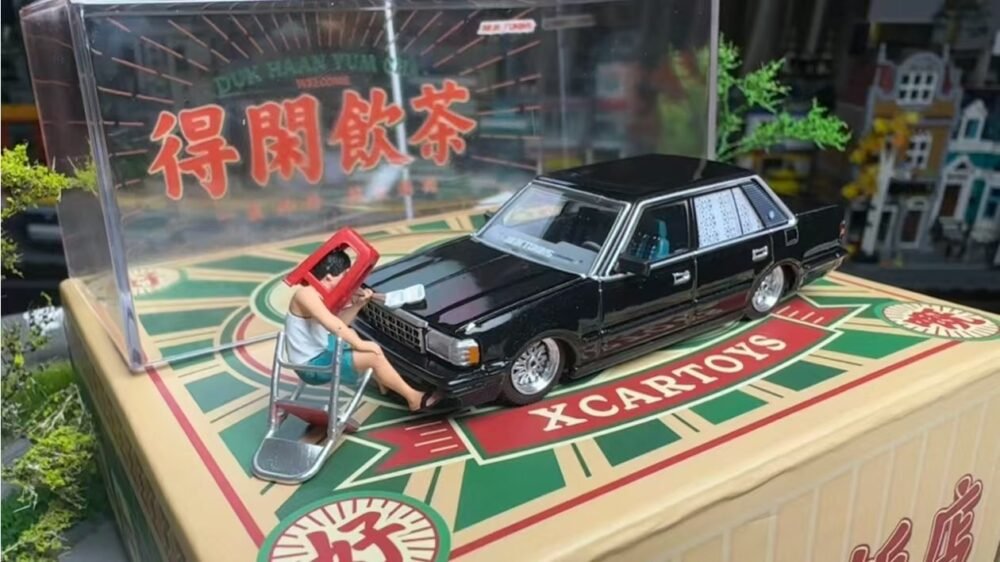 XCARTOYS 1 : 64 2024 Foshan exhibition site version crown Car + doll accessories diecast alloy car model - Image 5