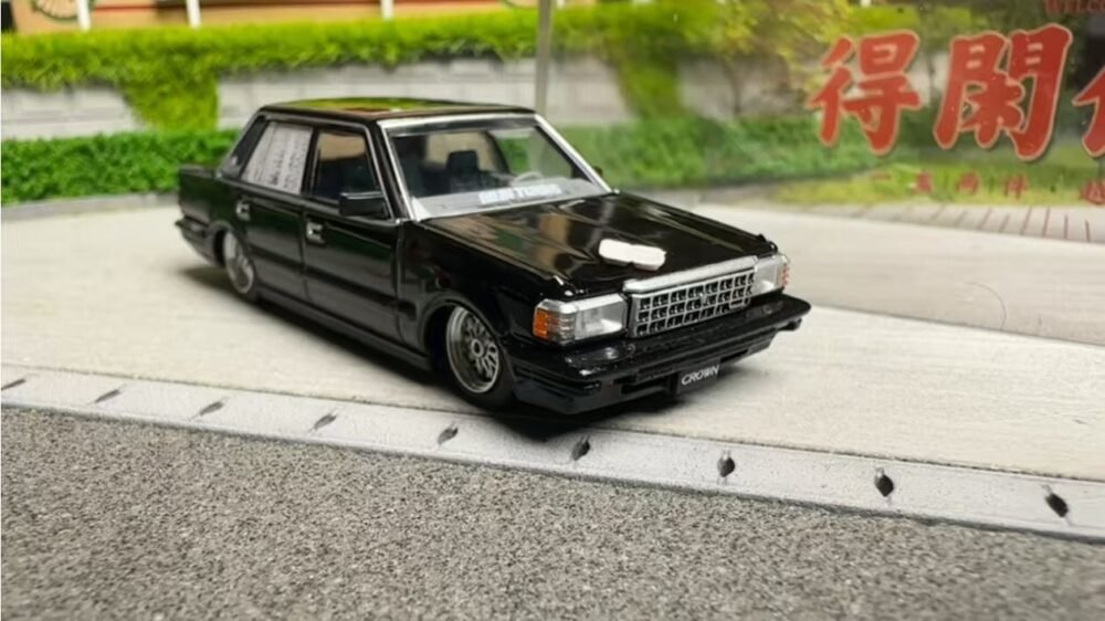XCARTOYS 1 : 64 2024 Foshan exhibition site version crown Car + doll accessories diecast alloy car model - Image 8