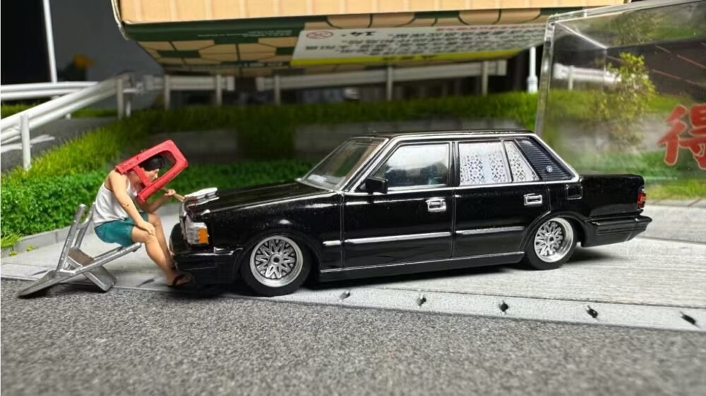 XCARTOYS 1 : 64 2024 Foshan exhibition site version crown Car + doll accessories diecast alloy car model - Image 7