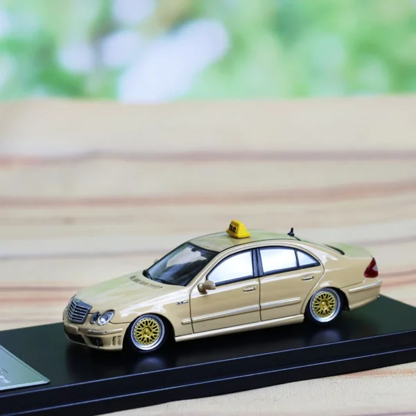 MK MODEL 1:64 E63 W211 Alloy MODEL CAR - Yellow